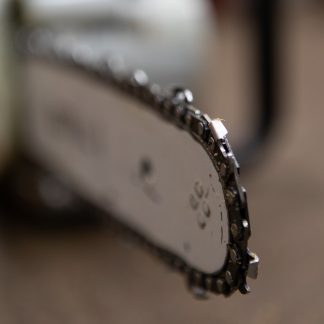 Kuvassa moottorisahan laikka teräketjulla