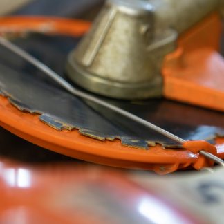 Kuvassa raivaussahan terä.