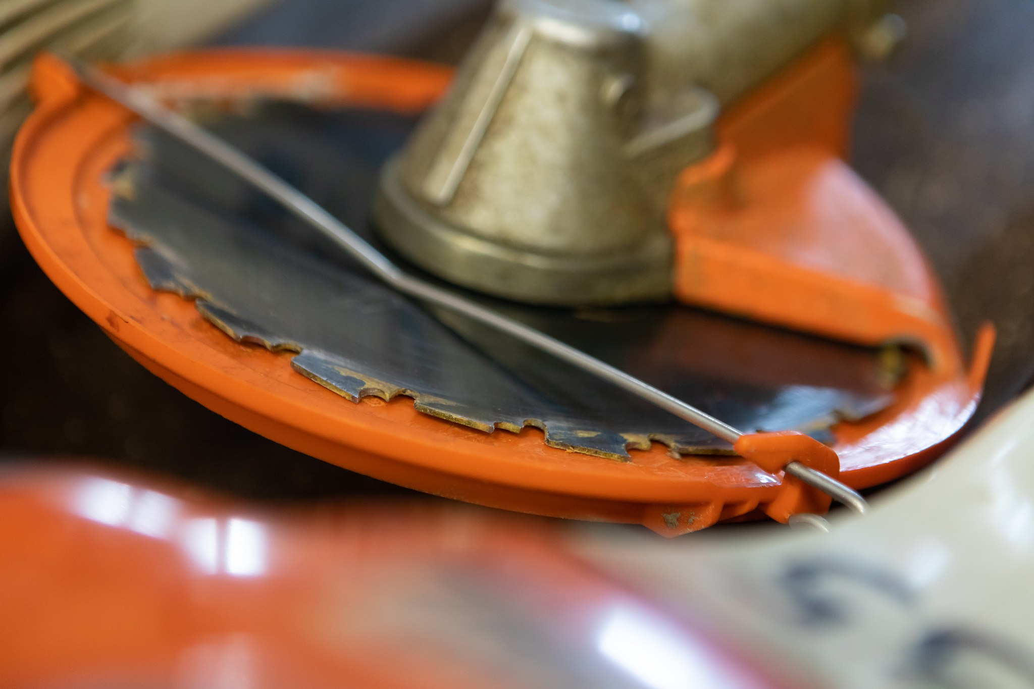 Kuvassa raivaussahan terä.