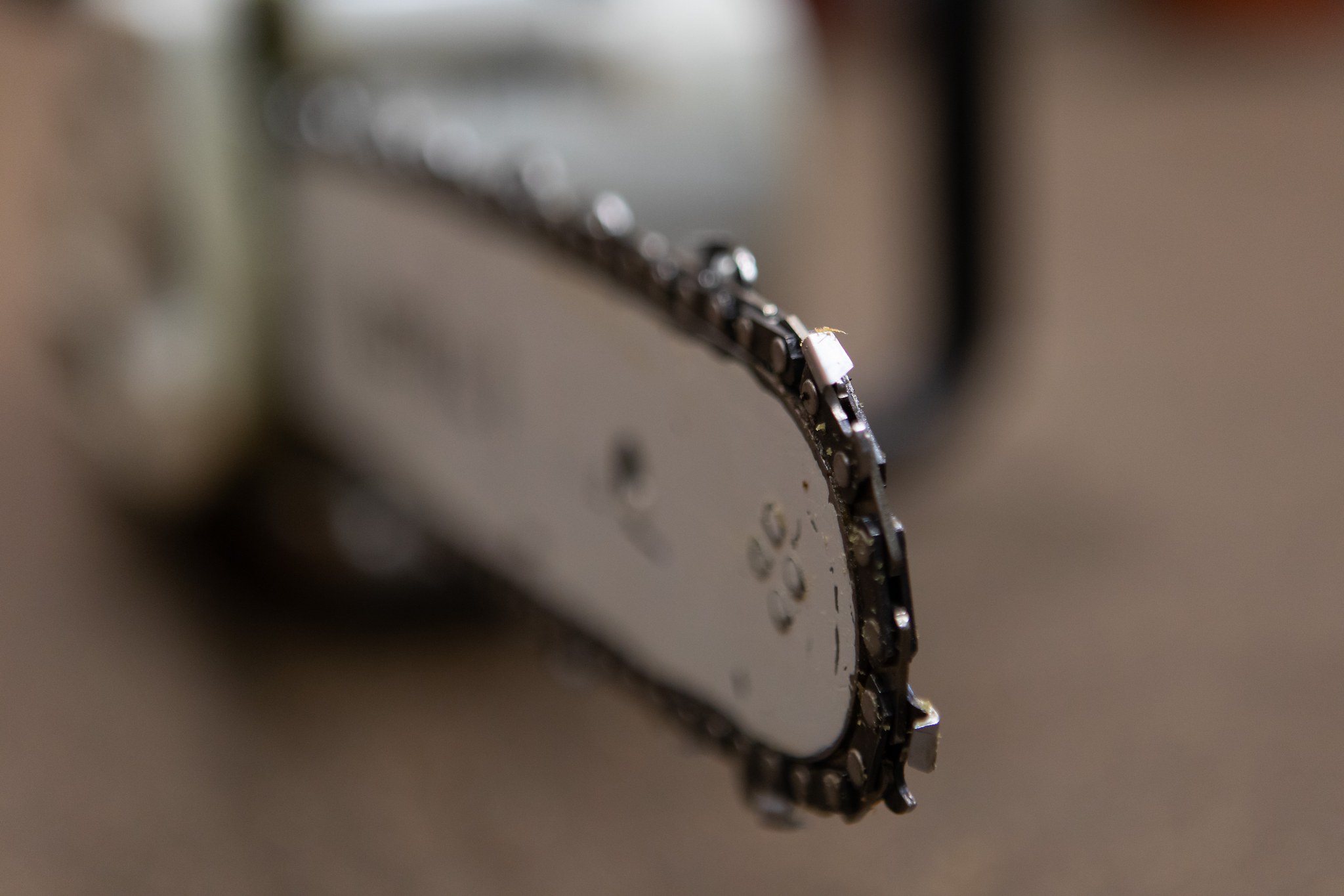 Kuvassa moottorisahan teräketju laipassa.